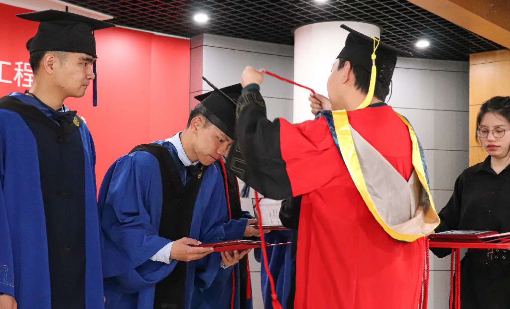 11 优秀毕业生获奖者颁奖1.png